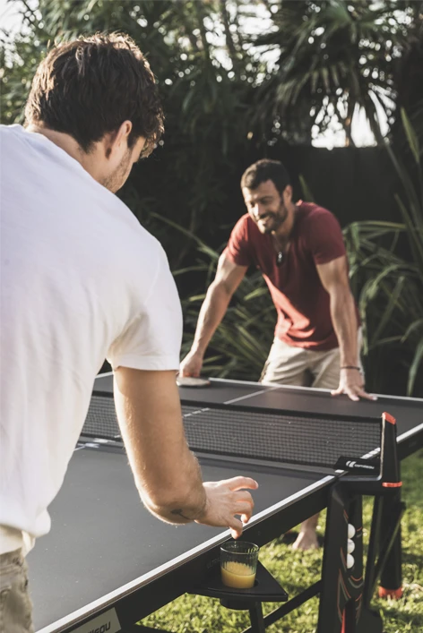 Phoot de la table de ping-pong Play-Style, avec une assiette, un verre, ue raquette de ping et une balle