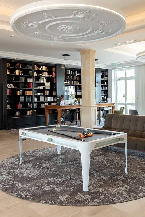 Billard blanc exposé dans un salon d'hotel