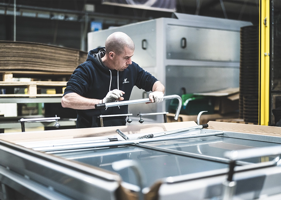Photo de nos collaborateur sur la ligne de production lors de l'assemblage des tables de ping-pong